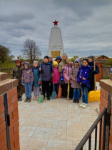 Уборка территории памятка воинам , погибшим в Великой Отечественной войне.
